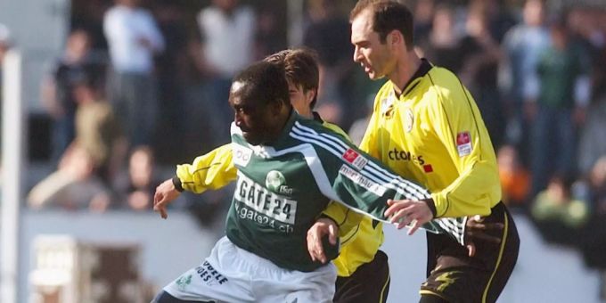 Alex Tachie Mensah im Zweikampf gegen Fabian Geiser (verdeckt) und Joel Magnin beim letzten Auswärtssieg der St. Galler gegen YB. yb st. gallen