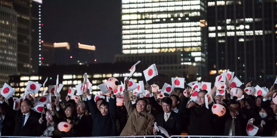 Japans neues Kaiserpaar zeigt sich seinem Volk