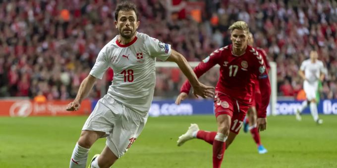 Admir Mehmedi im Einsatz für die Schweizer Nati gegen Dänemark. Stürmer treffen Schweizer Nati