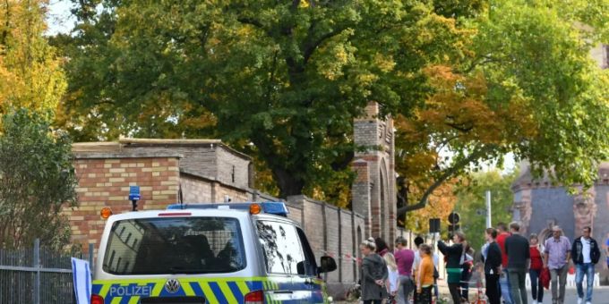 Halle-Anschlag - Wohnung von zwei Männern in Mönchengladbach durchsucht