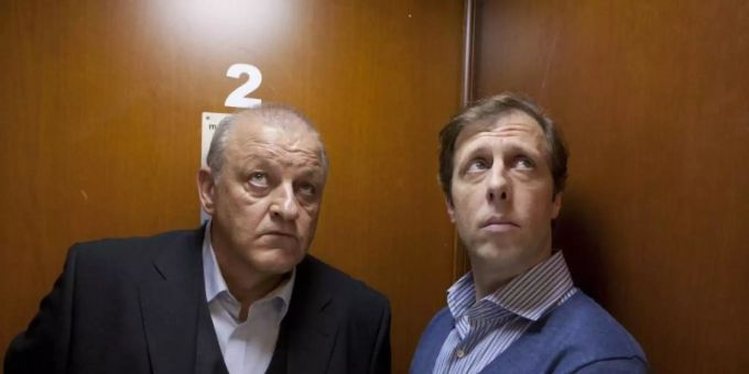Ekki (Oliver Korittke, r) und Wilsberg (Leonard Lansink) erleben im Paternoster merkwürdige Dinge. Foto: ZDF/Thomas Kost/dpa Ekki (Oliver Korittke, r) und Wilsberg (Leonard Lansink) erleben im Paternoster merkwürdige Dinge. Foto: ZDF/Thomas Kost/dpa