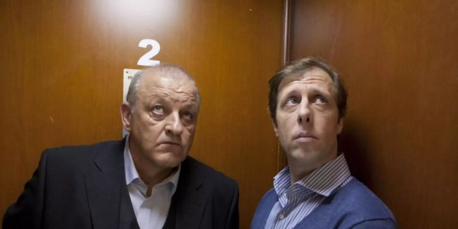 Ekki (Oliver Korittke, r) und Wilsberg (Leonard Lansink) erleben im Paternoster merkwürdige Dinge. Foto: ZDF/Thomas Kost/dpa