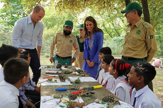 Prinz William von Grossbritannien und Kate, Herzogin von Cambridge, unterhalten sich mit Schulkindern bei ihrem Besuch der Margallah Hills in Pakistan. Prinz William und Kate
