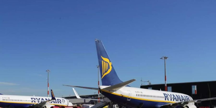 Maschinen der irischen Fluggesellschaft Ryanair stehen auf dem Flughafen Hamburg auf dem Vorfeld am Terminal. Foto: Christian Charisius/dpa