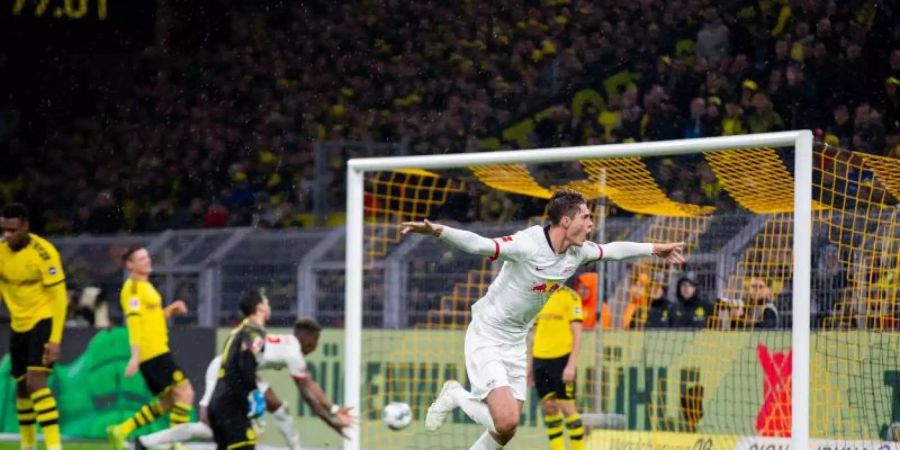 Patrik Schick (M) sorgte mit seinem Tor für den 3:3-Endstand im Spitzenspiel bei Borussia Dortmund. Foto: Marcel Kusch/dpa