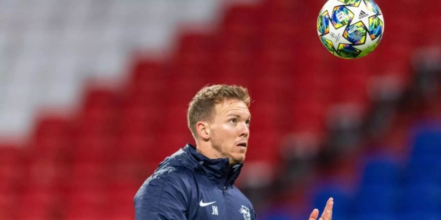 Freut sich schon auf Jose Mourinho und Tottenham Hotspur: Leipzigs Trainer Julian Nagelsmann. Foto: Robert Michael/dpa-Zentralbild/dpa
