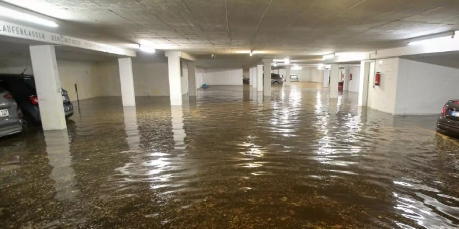 Überflutete Tiefgarage nach Starkregen in Hamburg