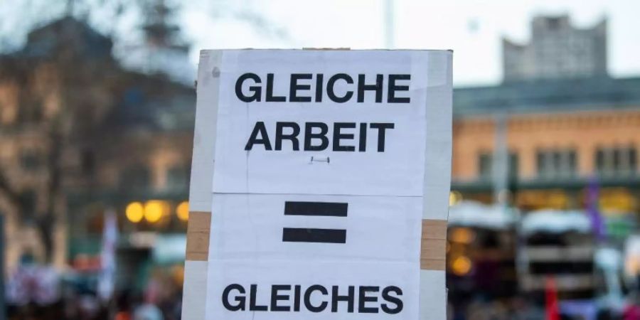 Eine Frau hält bei einer Demonstration in Hannover ein Plakat mit der Aufschrift «Gleiche Arbeit - gleiches Geld». Foto: Christophe Gateau/dpa