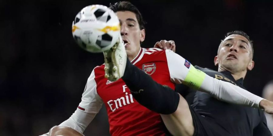 Hector Bellerin (l) kam mit dem FC Arsenal gegen Guimaraes zu einem Last-Minute-Sieg. Foto: Alastair Grant/AP/dpa