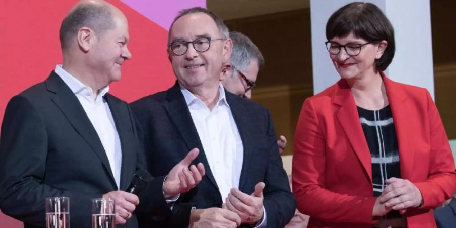 Sieger und Besiegter: Norbert Walter-Borjans (M.) und Saskia Esken freuen sich im Willy-Brandt-Haus neben dem unterlegenen Olaf Scholz. Foto: Jörg Carstensen/dpa