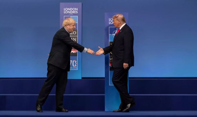 Boris Johnson begrüsst Donald Trump (r). Nato-Gipfel