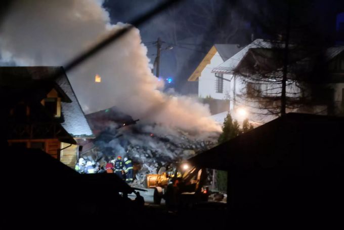 Rettungskräfte im Einsatz kämpfen gegen die Flammen. polen