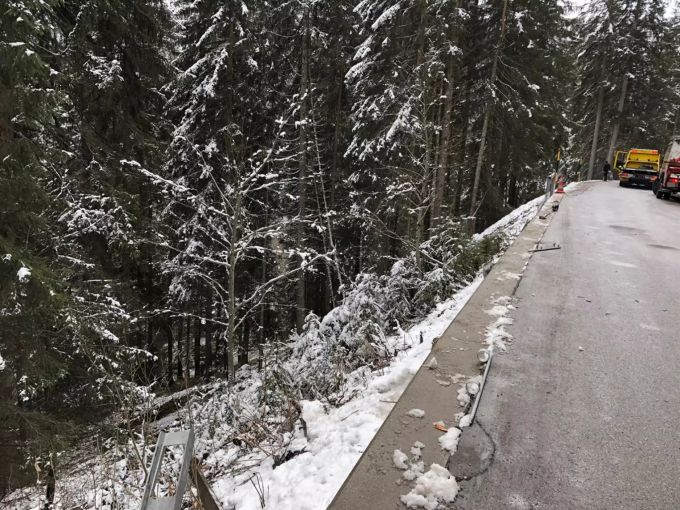 Die drei Fahrzeuginsassen konnten sich befreien und den Hang hinaufkraxeln. Auto