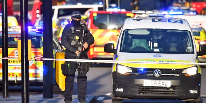 Polizei am Tatort eines Vorfalls auf der London Bridge im Zentrum Londons. Schüsse in London