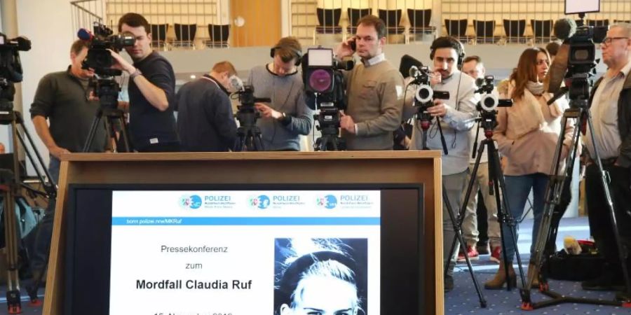 Ein Foto der vor 23 Jahren ermordeten Claudia Ruf während einer Informationsveranstaltung von Staatsanwaltschaft und Polizei. Foto: Roland Weihrauch/dpa