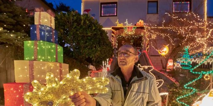 Rentner Josef Johann baut vor seinem Haus im Moseldorf Klotten bunte leuchtende Weihnachtsdekoration auf. Foto: Thomas Frey/dpa Rentner Josef Johann baut vor seinem Haus im Moseldorf Klotten bunte leuchtende Weihnachtsdekoration auf. Foto: Thomas Frey/dpa
