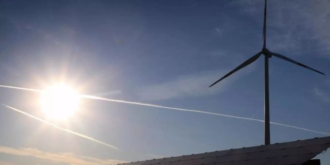 Ein Windrad steht hinter den Solarzellen einer Solarkraftanlage im Sonnenschein. Foto: Karl-Josef Hildenbrand/dpa Ein Windrad steht hinter den Solarzellen einer Solarkraftanlage im Sonnenschein. Foto: Karl-Josef Hildenbrand/dpa