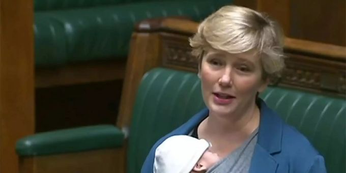 Die britische Abgeordnete Stella Creasy mit Baby im Parlament. britisches parlament
