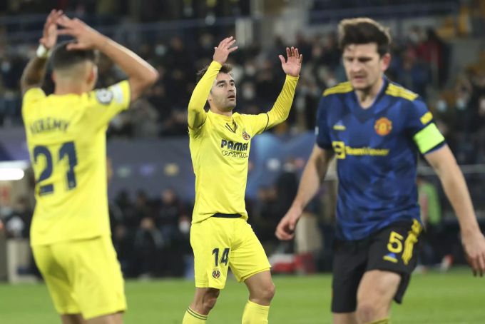 Yeremi Pino und Manu Trigueros (Villarreal) ärgern sich über eine vergebene Chance gegen Manchester United in der Champions League. Champions League Villarreal ManUnited
