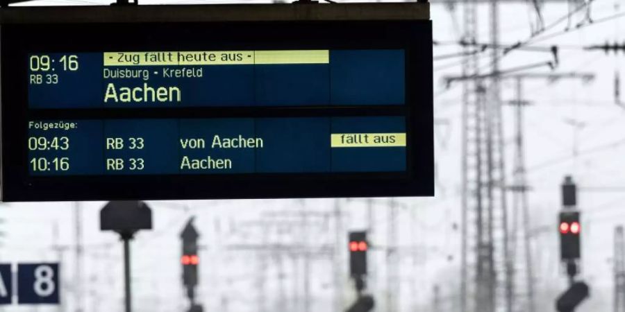 Eine Stellwerksstörung in Duisburg hat den Zugverkehr im Ruhrgebiet stark beeinträchtigt. Foto: Federico Gambarini/dpa