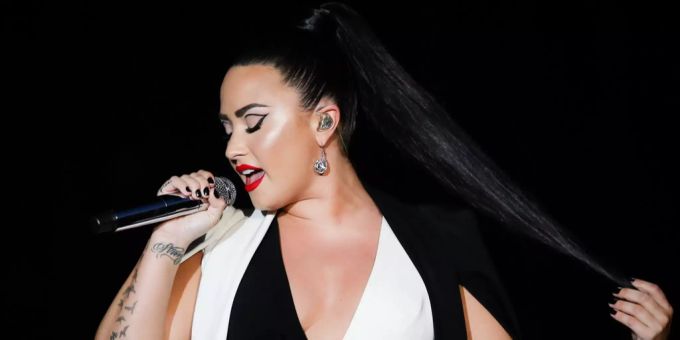 Sängerin Demi Lovato mit langen Haaren. demi lovato