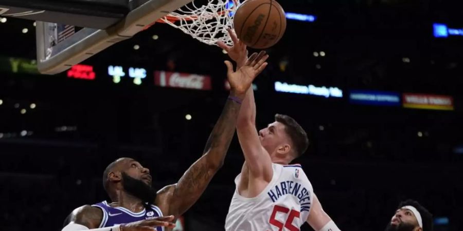 Lakers-Star LeBron James (l) hatte im Stadtduell gegen die Los Angeles Clippers mit Isaiah Hartenstein das Nachsehen. Foto: Ashley Landis/AP/dpa