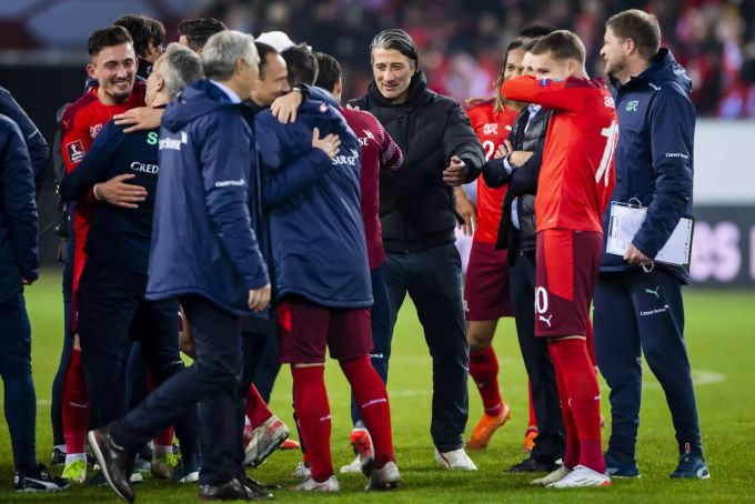 Murat Yakin jubelt mit seinen Spielern nach dem Sieg gegen Bulgarien. Murat Yakin