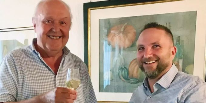 Von links: Hans-Jürgen Ringgenberg, ehemaliger Präsident der SVP Therwil, sowie der neue Präsident Daniel Scheidegger. SVP Therwil