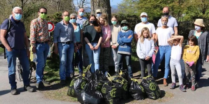 Aktion Zulgputzete im Frühling 2021: Zusammen mit den Grünen wurde entlang der Zulg Abfall gesammelt. Auf dem Foto sind Veranstalter, Helferinnen und Helfer mit dem Sammelgut zu sehen. GLP Steffisburg