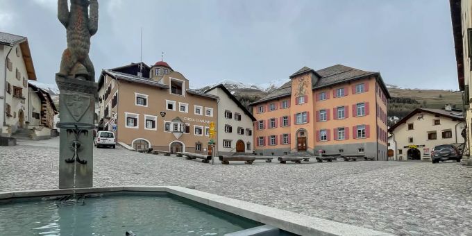 Der Brunnen im Dorfzentrum der Gemeinde Zuoz. - Region Maloja Der Brunnen im Dorfzentrum der Gemeinde Zuoz. - Region Maloja
