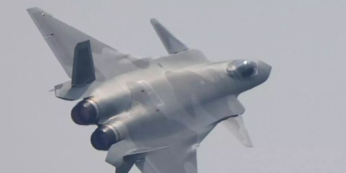 Ein chinesisches Tarnkappenflugzeug wird bei einer Luftfahrtausstellung präsentiert. Foto: Ng Han Guan/AP/dpa Ein chinesisches Tarnkappenflugzeug wird bei einer Luftfahrtausstellung präsentiert. Foto: Ng Han Guan/AP/dpa
