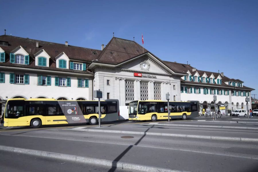 Sicht auf den Bahnhofplatz mit Busbahnhof, am Freitag, 10. Juli 2020, in Thun.