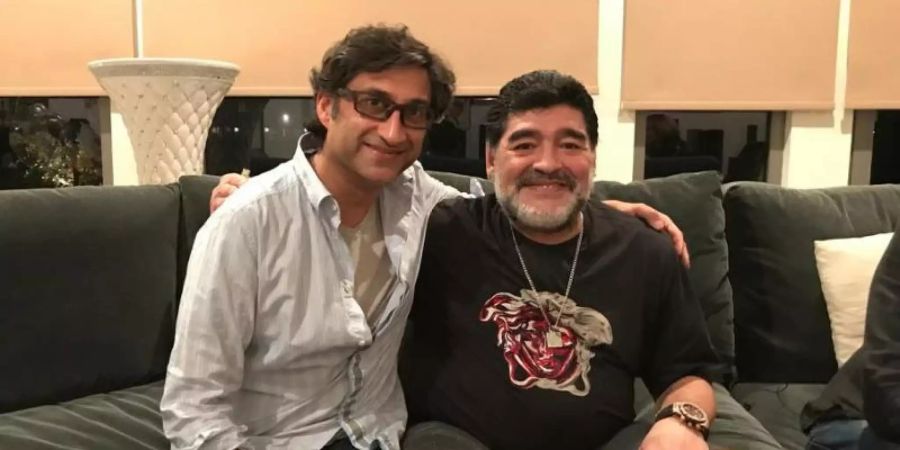 Diego Maradona mit Regisseur Asif Karpadia. Foto: DCM Films/ZDF/dpa