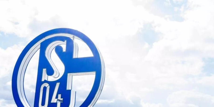 Der FC Schalke 04 hat das erste Halbjahr 2021 mit einem Minus von 21 Millionen Euro abgeschlossen. Foto: Guido Kirchner/dpa