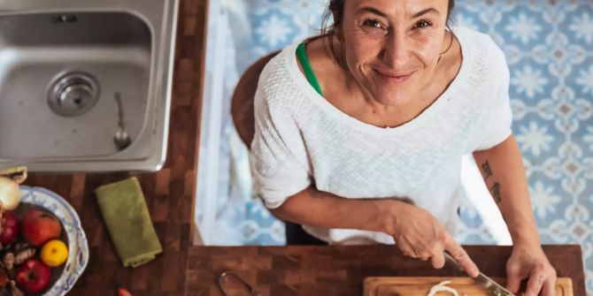 Frau bereitet Essen zu