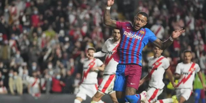 Memphis Depay (oben) musste sich mit dem FC Barcelona bei Rayo Vallecano geschlagen geben. Foto: Manu Fernandez/AP/dpa Memphis Depay (oben) musste sich mit dem FC Barcelona bei Rayo Vallecano geschlagen geben. Foto: Manu Fernandez/AP/dpa