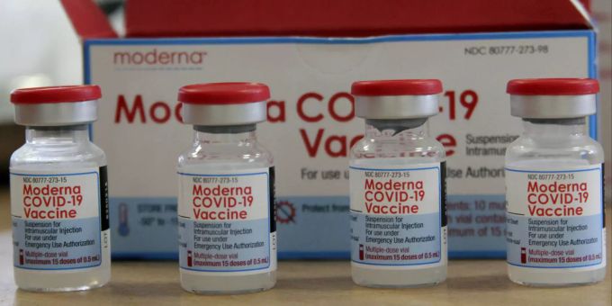 Impfdosen des Corona-Vakzins von Moderna- Virus Outbreak EMA Moderna Boosters