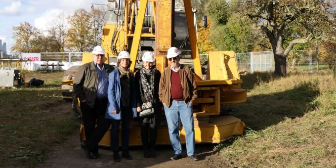 Eröffneten von Seiten Gemeinderat Münchenstein offiziell den Bau des neuen Grundwasserpumpwerks auf der Brüglinger Ebene, v. l. n. r.: René Nusch (Departement Hochbau/Immobilien), Ursula Lüscher (Departement Tiefbau/Werke), Gemeindepräsidentin Jeanne Locher-Polier und Daniel Altermatt (Departement Raum und Umwelt).