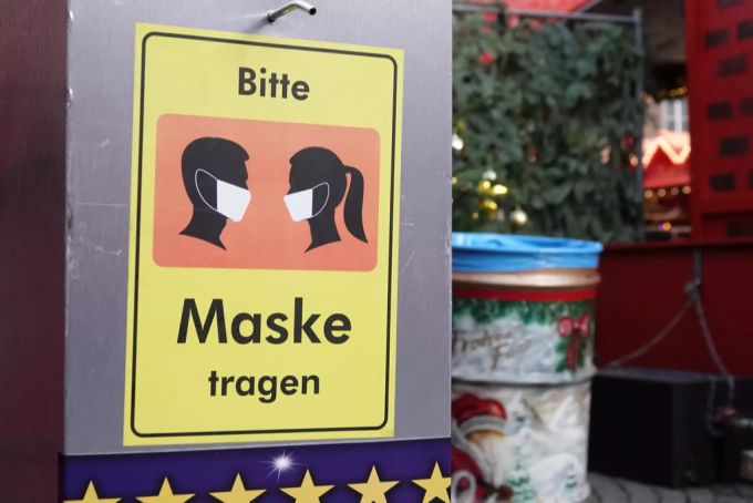 Trotz Zertifikats-Kontrolle fordern immer mehr Veranstalter das Tragen von Masken. Maskenpflicht