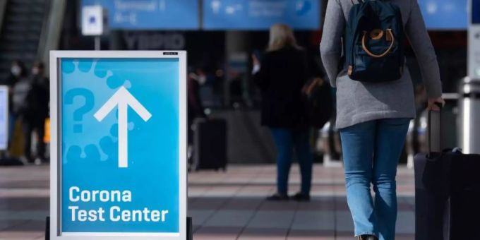 Ein Schild weist auf ein Testcenter für das Coronavirus am Flughafen München hin. (Symbolbild). Foto: Sven Hoppe/dpa coronavirus