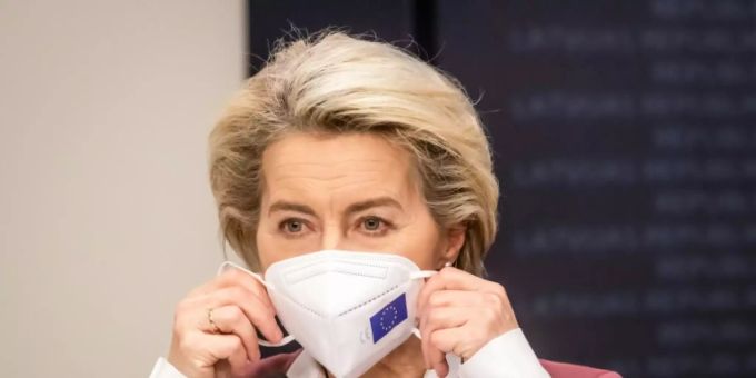 Von der Leyen mit Mund-Nasen-Schutz. corona