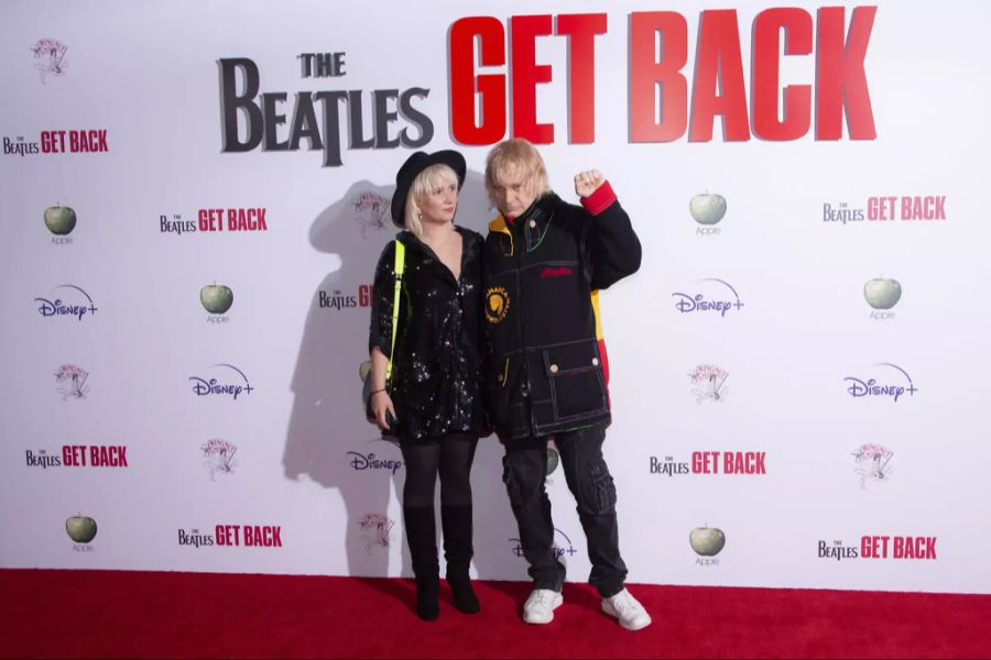 Zak Starkey (r.), der Sohn von Ringo Starr und Sshh Liguz an der Doku-Premiere.