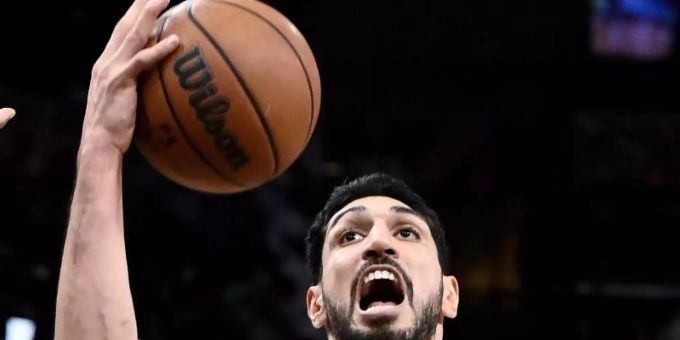 Schon seit 2017 soll der türkische Pass von Enes Kanter eingezogen sein. Foto: Darren Abate/AP/dpa Schon seit 2017 soll der türkische Pass von Enes Kanter eingezogen sein. Foto: Darren Abate/AP/dpa