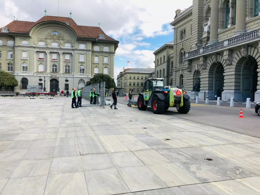 Seit dem frühen Nachmittag steht der Zaun.