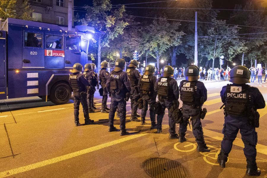 Die Berner Kantonspolizei muss am Donnerstag jeweils viele Einsatzkräfte aufbieten.