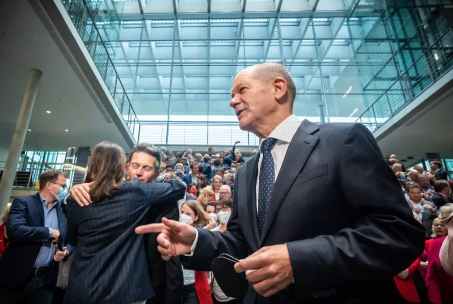 Olaf Scholz (SPD), Bundesminister der Finanzen, steht zwischen Abgeordneten nach einem Gruppenbild nach der Sitzung der SPD-Fraktion im Bundestag während dahinter eine Abgeordnete Rolf Mütze
