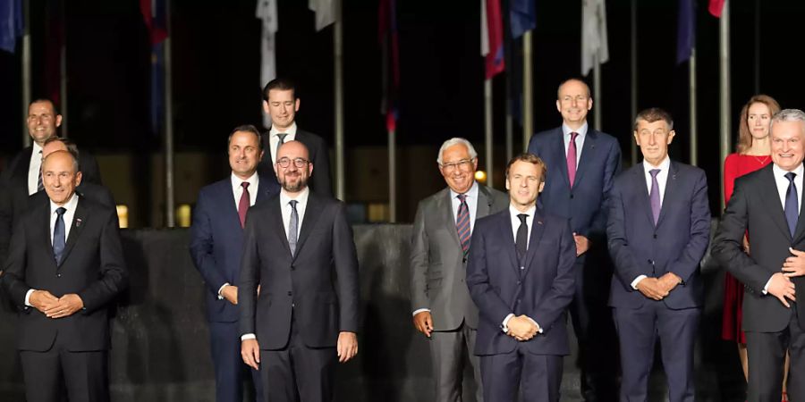 Charles Michel (M,r), Präsident des Europäischen Rats, steht zusammen mit anderen EU-Staats- und Regierungschefs für ein Gruppenfoto während des EU-Westbalkan-Gipfels. Die EU will weniger abhängig von anderen Weltregionen werden, teilte Charles Michel beim EU-Gipfel in der Nacht zum Mittwoch mit. Foto: Darko Bandic/AP/dpa