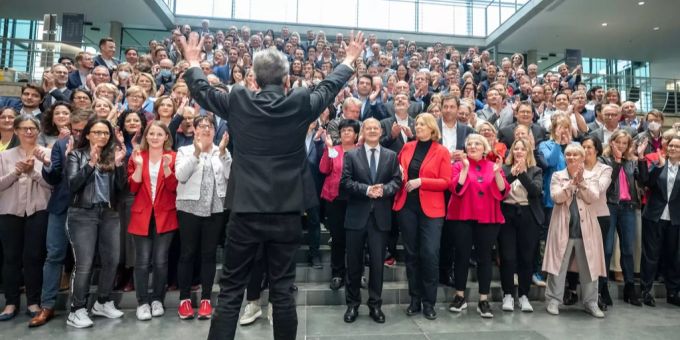 Trotz Coronavirus und Maskenpflicht trug für das SPD-Gruppenfoto kaum jemand eine Maske. SPD Foto Coronavirus