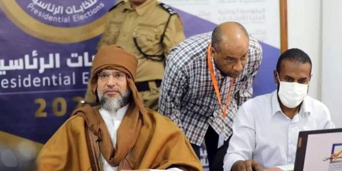 Saif al-Islam Gaddafi (links) reicht seine Präsidentschaftskandidatur ein. muammar al-gaddafi