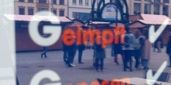Ein Restaurant in Leipzig weist Gäste auf die 2G-Regel hin. 2G